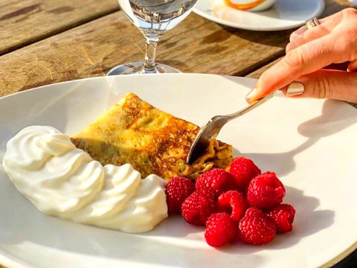 Crêpes mit Himbeeren und Sahne