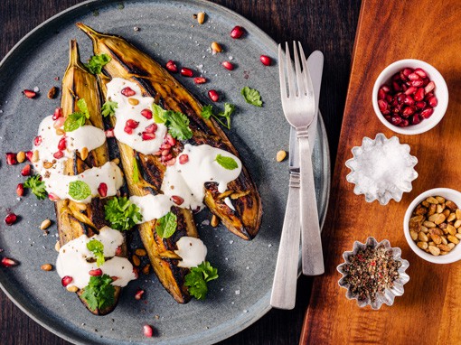 Gefüllte Auberginen mit Quinoa und Granatapfelkernen