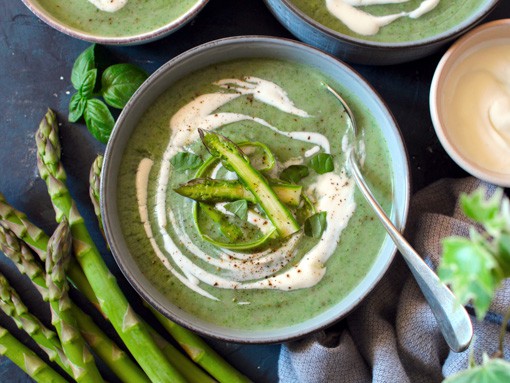 Grünweiße Spargelcremesuppe