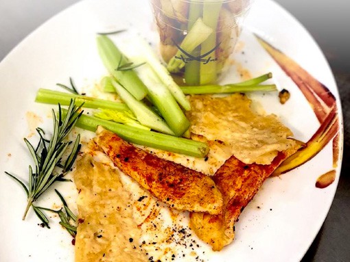 Hähnchensticks mit Käsechips und Stangensellerie