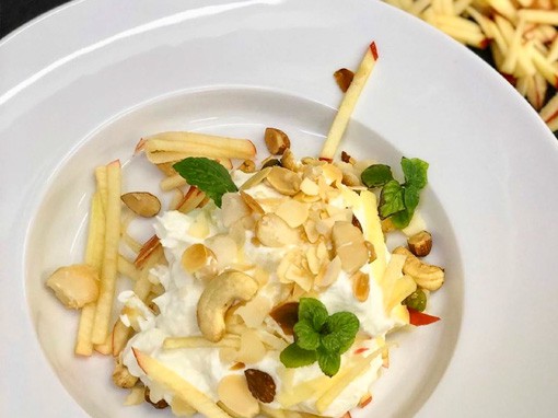 Joghurt mit Apfel und Nusscrunch