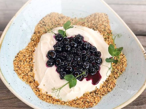 Joghurt mit heißen Blaubeeren und Nusscrunch