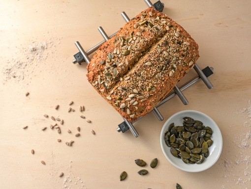 Low-Carb-Brot mit Kernen auf einem Abkühlgitter
