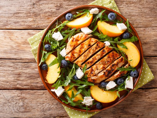 Pfirsich-Rucola-Salat mit Hähnchenbrustfilet