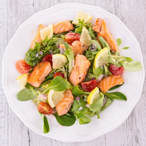 Salat mit gebackenem Lachs