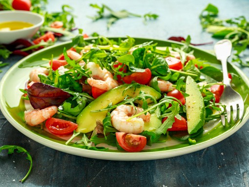 Tomaten-Avocado-Salat mit gebratenen Garnelen
